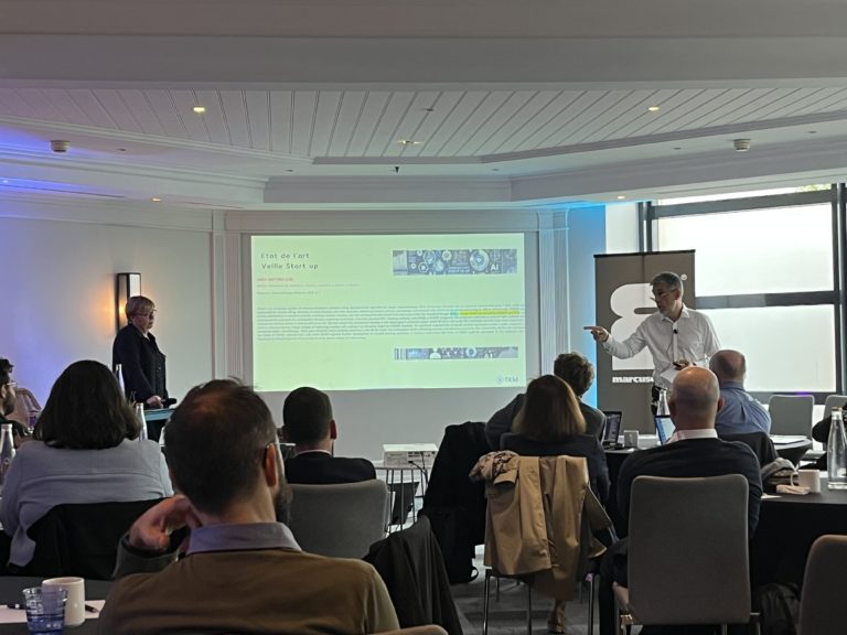 Foto de Christophe Lecante y Hélène Jaffrédou durante la conferencia sobre estrategia y rendimiento de I+D